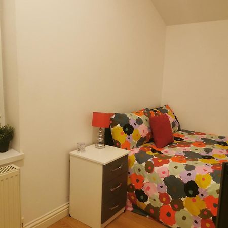 Lovely Spacious Room Near Train Station And University Dallington  Екстериор снимка
