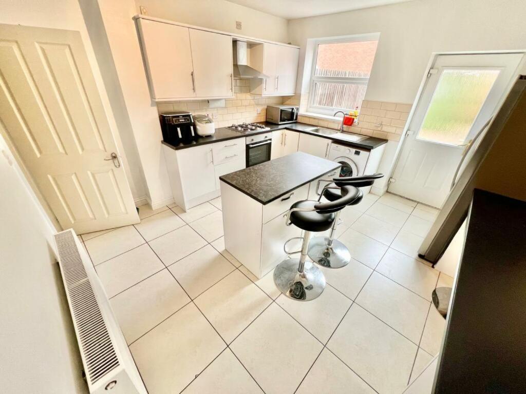Lovely Spacious Room Near Train Station And University Dallington  Екстериор снимка
