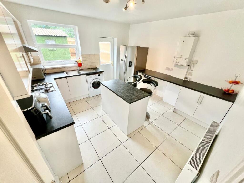 Lovely Spacious Room Near Train Station And University Dallington  Екстериор снимка
